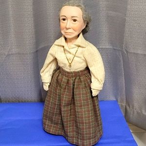 ❤VINTAGE LOVELY SCOTTISH OLD LADY CERAMIC ORNAMENT